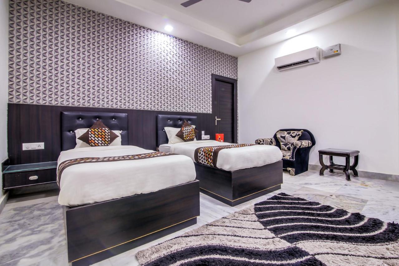 Hotel Oyo 8888 Riga Hs Deluxe Agra  Pokoj fotografie